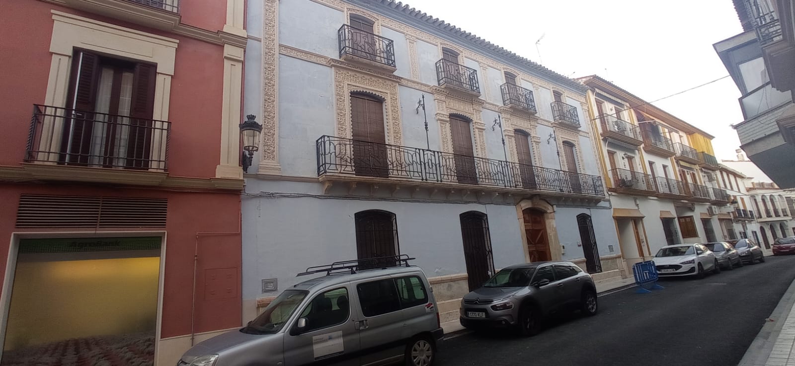 Aplicaci贸n de revestimientos exteriores en casa se帽orial