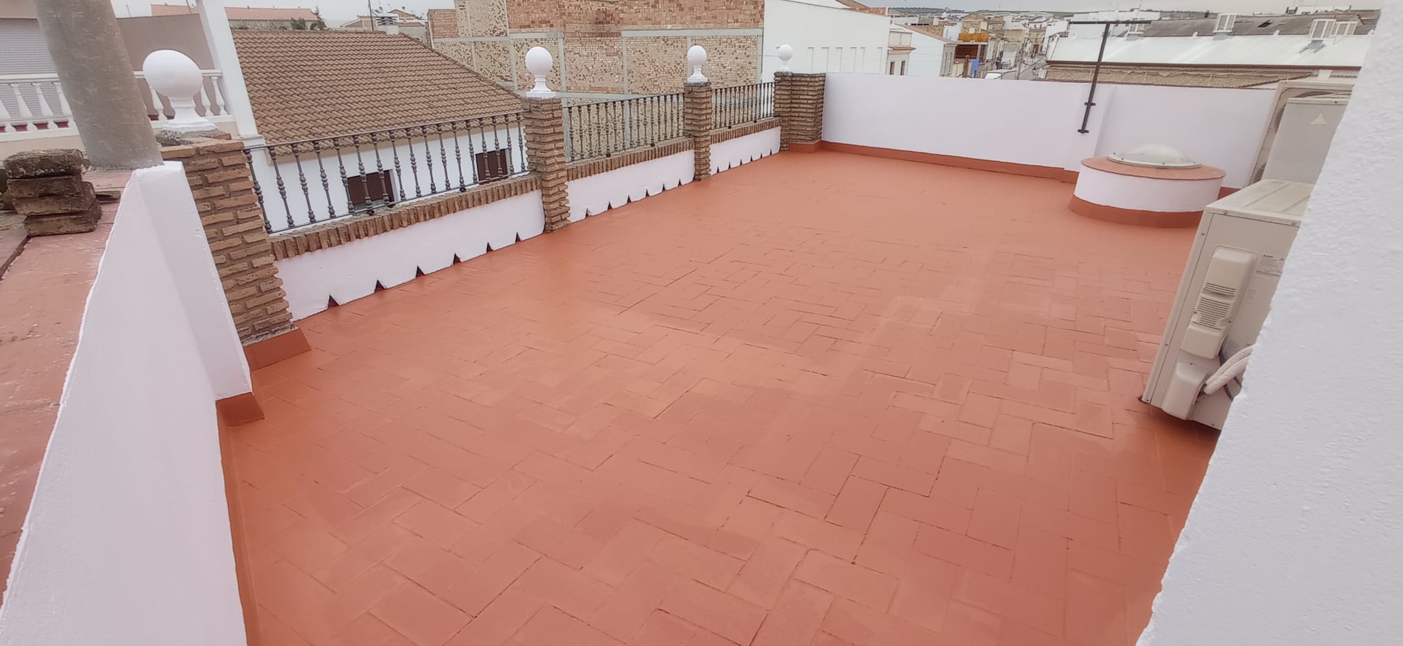 Aplicaci贸n de revestimientos exteriores en patios se帽oriales